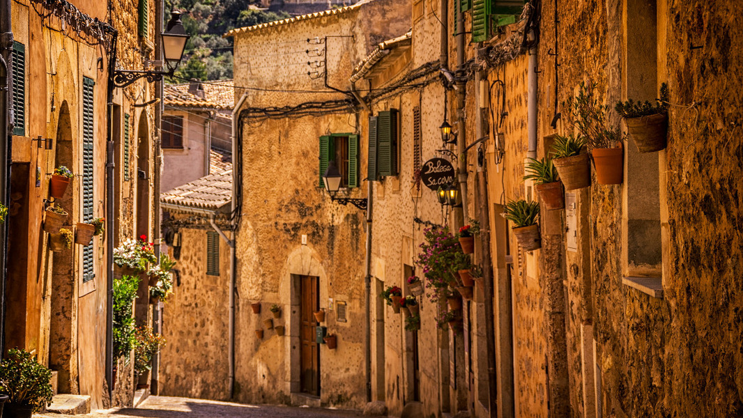 https://joomla-portal.jomres.net/jomres/uploadedimages/13/property/0/medium/patrick-baum-8uH-1yJk9hI-unsplash.jpg